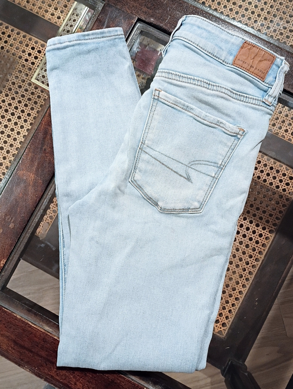 American Eagle Women's Light Wash High-Rise Skinny Jeans Size 6